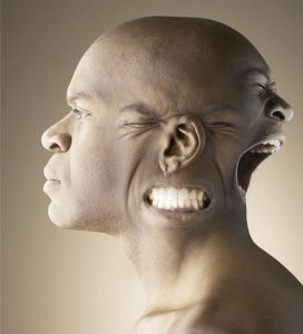 uomo con tre facce arrabbiate